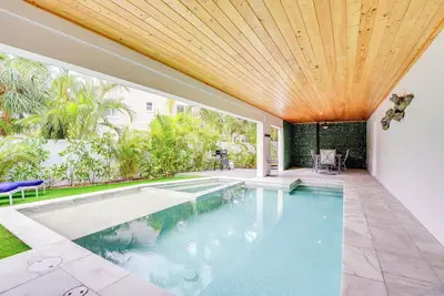 Image de Walk to Ocean: Home w/ Pool in Holmes Beach