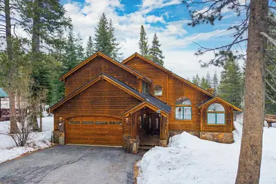 Image de 10mins to Lake & Town | Deck, Ping Pong, Pool Table | Donner Ridge by AvantStay