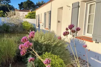 Image de Logement avec jardin au calme à quelques minutes du centre ville et des plages.
