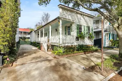 Image de Historic Treasure | Walk to King | Private Courtyard