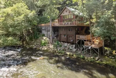 Image de Cozy 2br Sevierville Cabin Retreat with Hot Tub, Fire Pit, and Riverfront Access