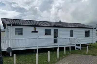 Image de Charming 2-Bedroom Lodge in a Peaceful Setting By the Beach