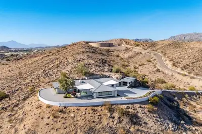 Image de Stylish 4br Retreat in Phoenix • Views & Hot Tub