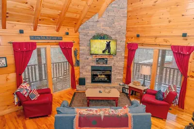 Image de 🏔️ American Bear | Wooded View Log Cabin, Resort Pools, Hot Tub & Game Loft🌲