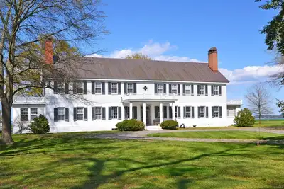 Image de Historic riverfront farm 700 acres, pool, private lakes, dock