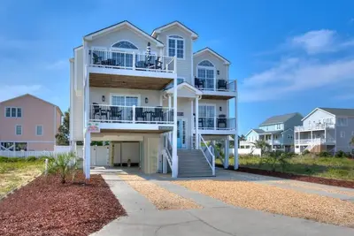 Image de Renovated - 4br 3. 5ba House, Holden Beach, Waterway Views, Pool, Sleeps 8
