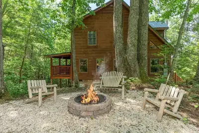 Image de Secluded 2br Smoky Mountain Cabin • Hot Tub • Arcade • Firepit • Sleeps 8