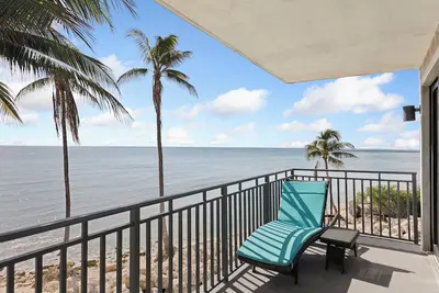 Image de Oceanfront Luxury Condo with Panoramic Views & Designer Finishes