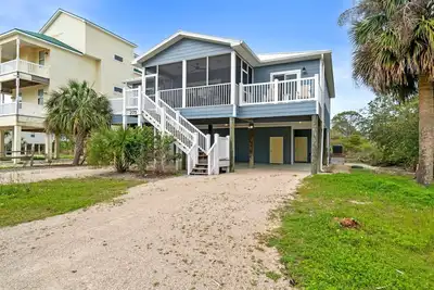 Image de Hooked on the Cape - Beach House, Pet Friendly, Walk to Beach, Game Room