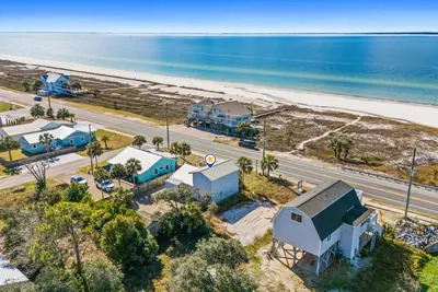 Image de Maple Leaf Relief Beach House - Beach Across Street, Pet Friendly, Sleeps 8