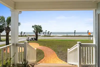Image de Coastal Paradise Beach House - Beach Across the Street, Sleeps 10, Port St Joe