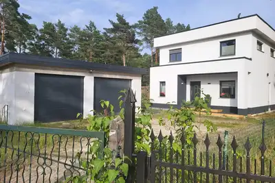 Image de Stylish accommodation near the water with large double garage and home gym
