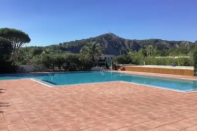 Image de Bel appartement T3, calme et lumineux avec jardin privatif et piscine commune.