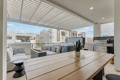 Image de Your Happy House: Desert Color Lagoon + Beaches, Hot Tub