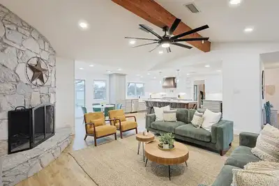 Lone Star Getaway - 5bd/3ba w Game Room & Backyard