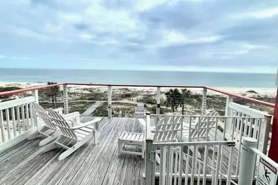 Image de \"The Sandy Turtle\" Beachfront bungalow, pet friendly Sleeps 8