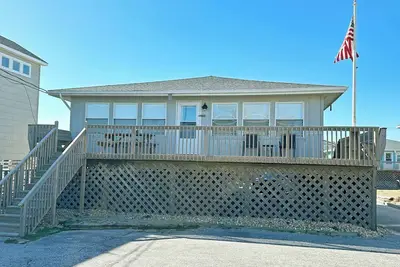 Image de N6913- Semi-oceanfront charmer just 40 steps to beach w/4 Bds & dog friendly