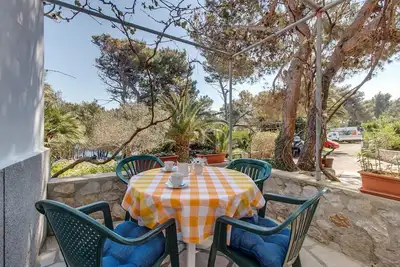 Image de Apartment Jenny with cozy terrace 50m from the beach in Mali Lošinj