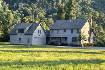 Image de Spacious family home on the banks of the Little Red River in Heber Springs Ar. \n