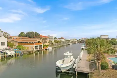 Image de Dog Friendly 5 Br Home across the street from Beach with Boat Dock