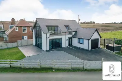 Image de Castle View: Beachfront Luxury Home with Hot Tub, Ocean Views & Family Amenities