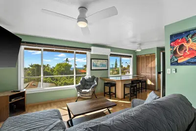 Image de Free Night! Hale Kahanalu \"House by the Surf\"