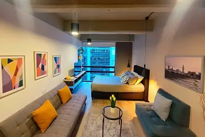 Image de Fantastic Industrial Style Studio Apartment with Panoramic View