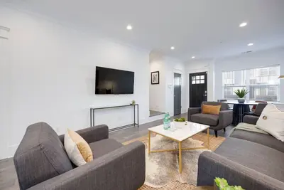 Image de Beautiful Townhomes! Two Units With Outdoor Patios