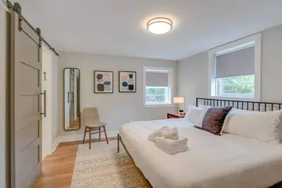 Image de Spacious & Peaceful-  Historic Franklin Quadplex