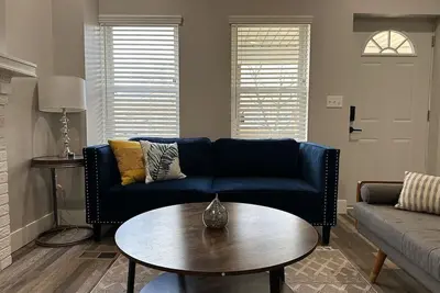 Image de Lovely 2br Near Downtown Area