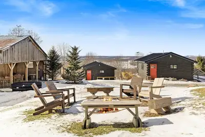 Image de Retreat w\/ Incredible Views, Pavilion, Hot Tub, Fire Pit & Yard Games!