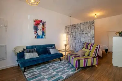 Image de Stylish & Spacious Studio- 4 Minutes Walk To Beach