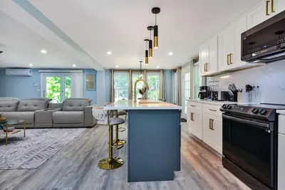 Image de Spacious 8-bedroom 2 seperate unit included lux home in tranquil Methuen Ma