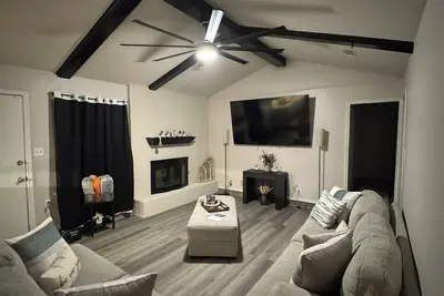 Image de Cozy 3-Bed, 2-Bath Home in South Lubbock with Modern Upgrades & Cozy Living Room