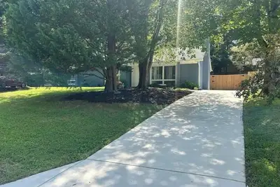 Image de Newly Renovated Modern Home