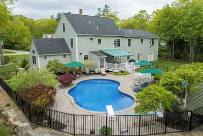 Image de Stunning 5br home w/ pool, beautiful yard, near beach, sleeps 8–16 comfortably