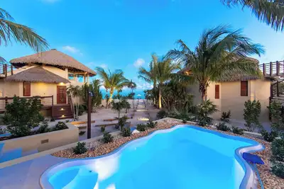 Image de Romantic Getaway, Lowest Density on the Island, Stand Alone Bungalows!