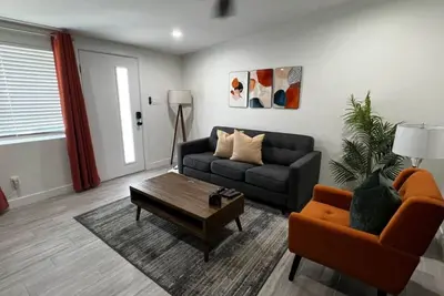 Image de Sunsets on 67th | Central | Free Parking