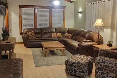Image de 2-bedroom newly remodeled house in Iron River with WiFi & a big yard.