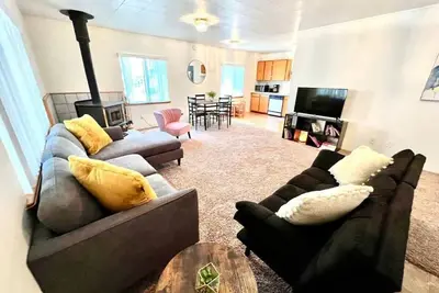 Image de Cozy Cabin, Backs Up to Forest with Tesla Charger!