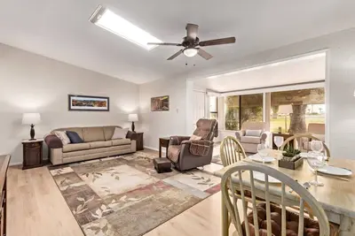 Image de Relaxing 2br+Den Golf Retreat with Backyard & Bbq