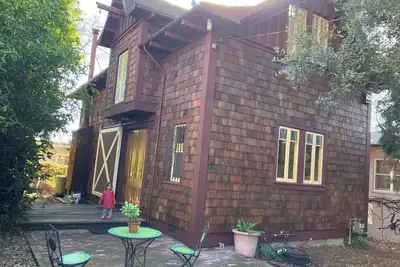 Image de North Oakland Carriage House with Inglenook