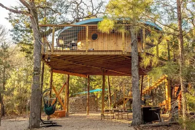 Image de The Elf's Aerie, An Enchanting Dog-Friendly Treehouse in the Lost Pines Shire