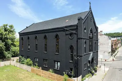 Image de Entire rental unit at renovated church in Cincinnati, Ohio