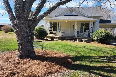 Image de Charming 3-bedroom cottage with Ac, WiFi in serene Walnut Cove.