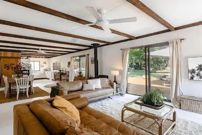 Image de Coastal vintage cottage brimming with character and charm just moments to beaches, bay and cafes.