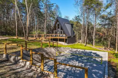 Image de Cozy Modern A-Frame, Pickleball, PrivateHot Tub, Fire Pit, Kids Playhouse