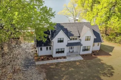 Image de New Lake House with Beach, Dock and Private Boat Ramp!