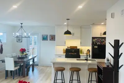 Image de Bright, Modern, Spacious, Centrally located house | 2 King Beds | 2 baths