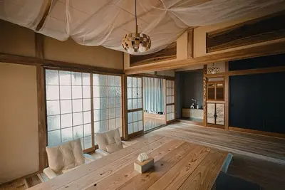 Image de One-unit rental: A modern Japanese-style old minka house full of historical value. 4 minutes to the station and the sea. Pets are allowed! Popular fishing spot. Double bed & Japanese style bed, long term available.